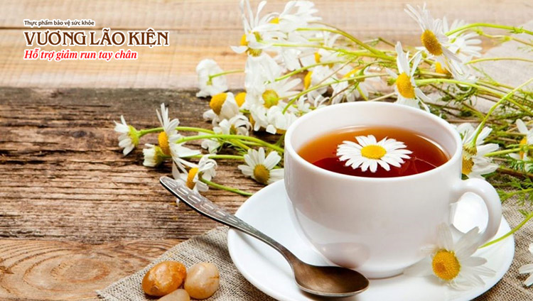 Uống trà hoa cúc là một trong những cách chữa rối loạn thần kinh thực vật